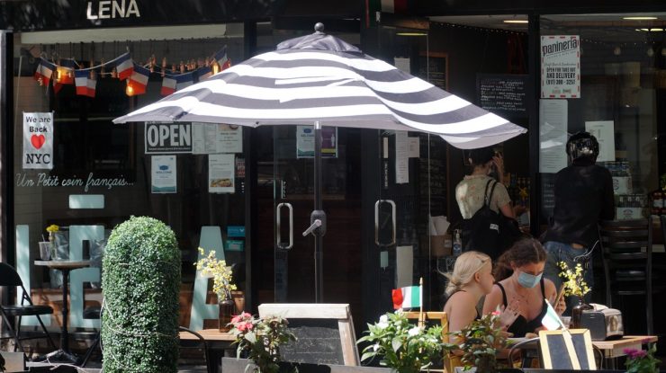 Clienții de la terasele din New York, atacați de șobolanii înfometați: „S-a trezit cu el pe pantof!”