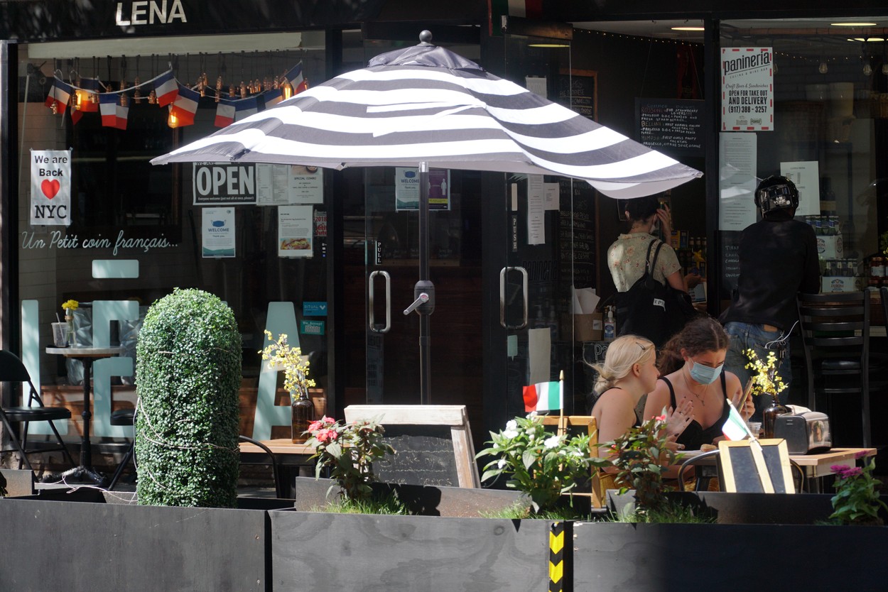 Clienții de la terasele din New York, atacați de șobolanii înfometați: „S-a trezit cu el pe pantof!”