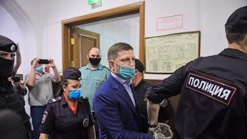 Khabarovsk, zguduit de protestele masive față de reținerea guvernatorului rus, acuzat de omor: „Libertate! Putin este un hoț”