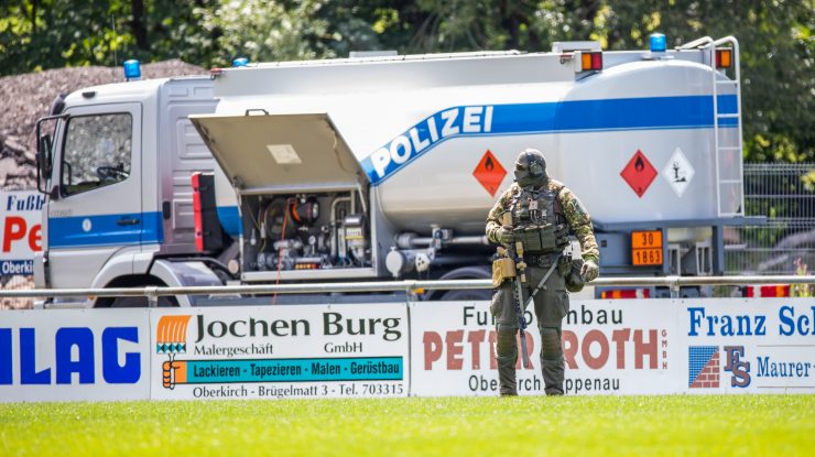 Pe urmele lui „Rambo”: polițiștii nemți caută, în Pădurea Neagră, un bărbat fără adăpost înarmat ca în filme