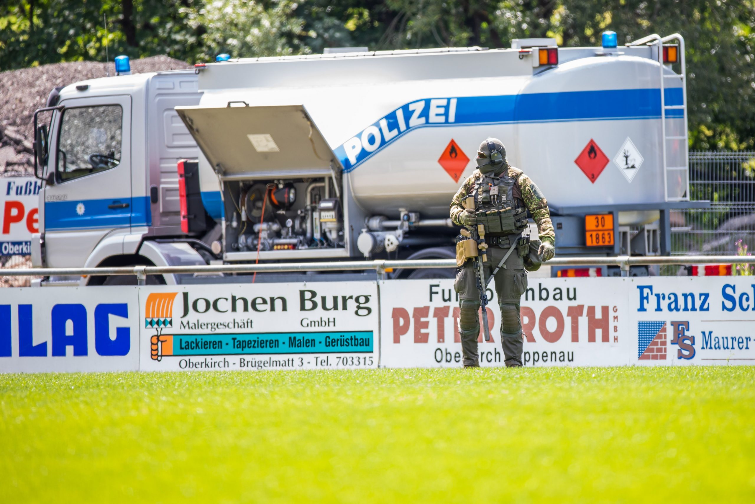 Pe urmele lui „Rambo”: polițiștii nemți caută, în Pădurea Neagră, un bărbat fără adăpost înarmat ca în filme