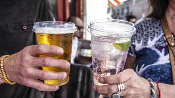 Curentat dacă nu păstrezi distanța? Ideea unui pub din Anglia pentru clienții cărora le place să stea înghesuiți