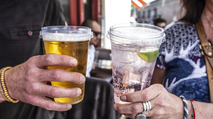 Curentat dacă nu păstrezi distanța? Ideea unui pub din Anglia pentru clienții cărora le place să stea înghesuiți