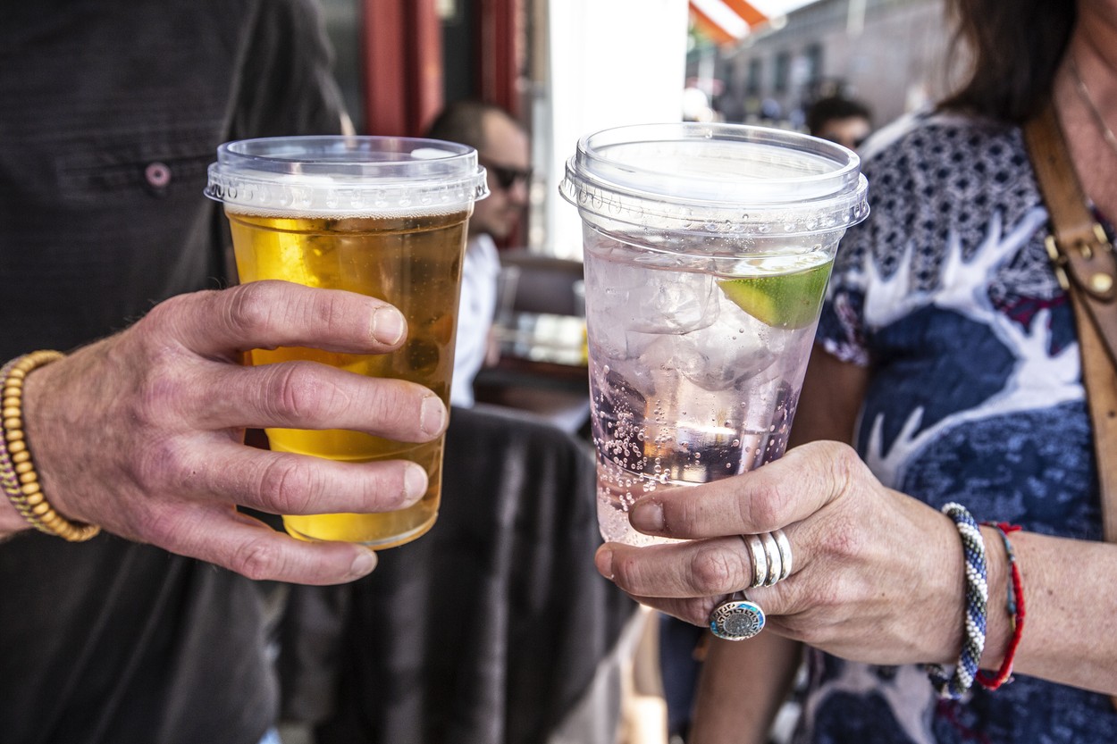 Curentat dacă nu păstrezi distanța? Ideea unui pub din Anglia pentru clienții cărora le place să stea înghesuiți