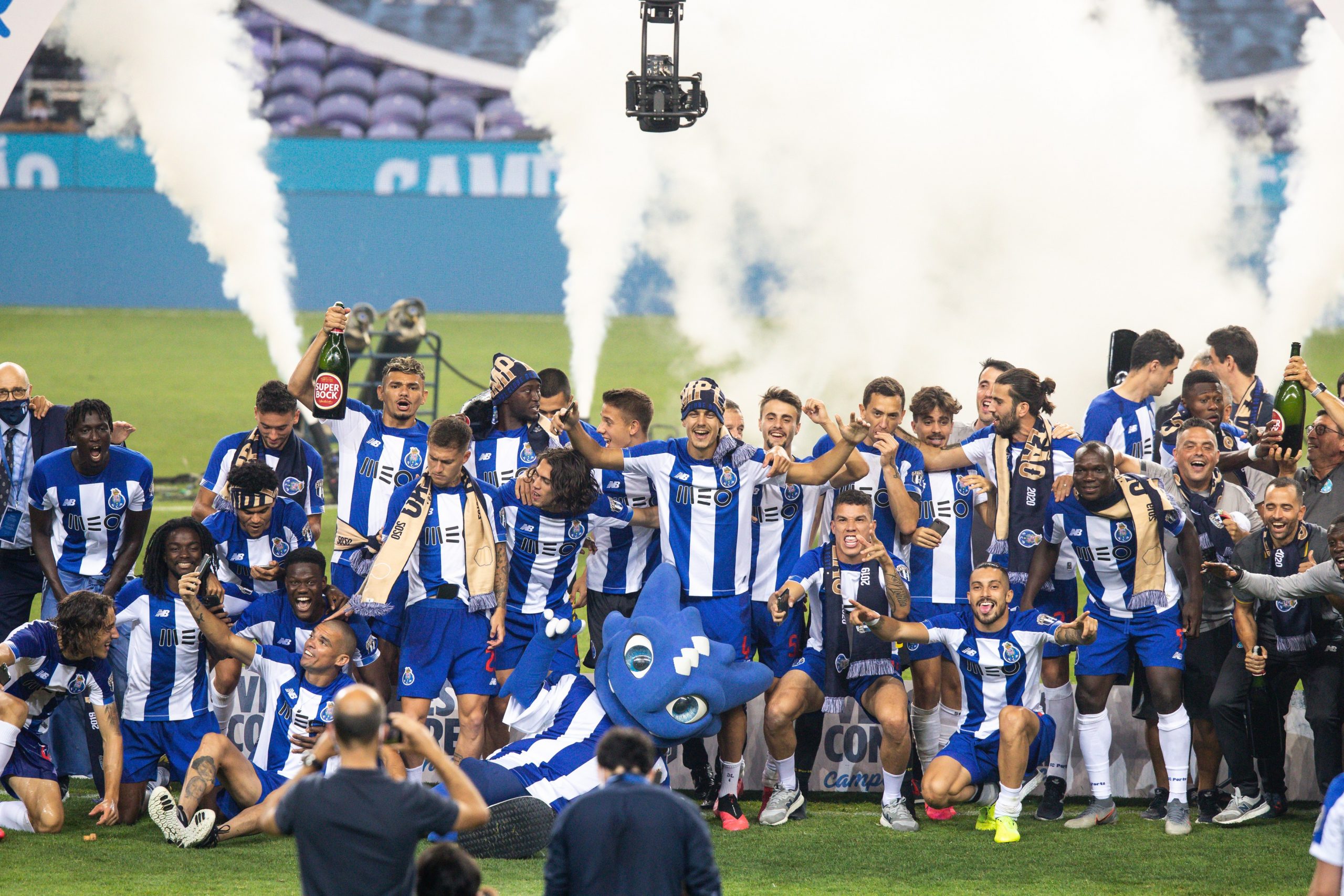 Fc porto тема. База ФК порту. Porto FC Squad. ФК порту 2011. ФК порту 2003.