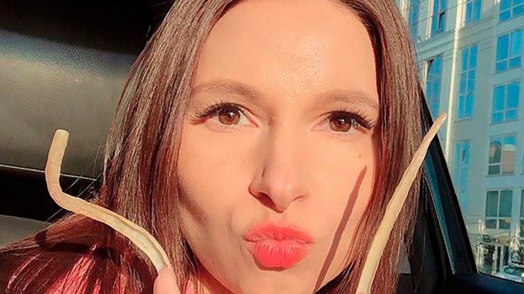 O femeie își vinde unghiile pe care nu le-a mai tăiat de 6 ani. Câți bani a primit de la primul cumpărător