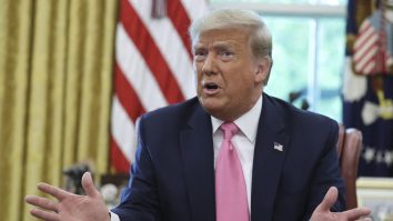 Donald Trump cere ca alegerile prezidențiale să fie amânate