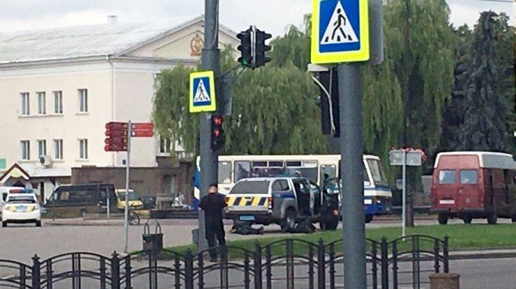 Ucraina: Un bărbat înarmat ține 20 de oameni ostatici, într-un autobuz din orașul Lutsk