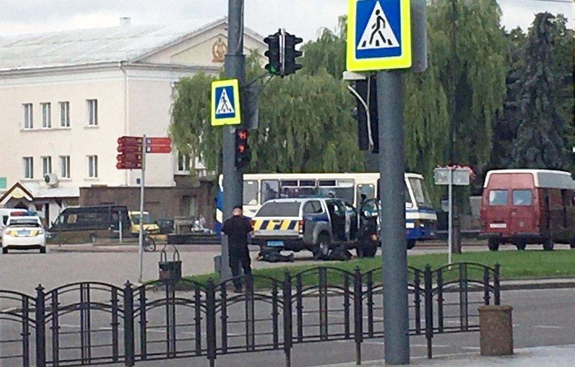 Ucraina: Un bărbat înarmat ține 20 de oameni ostatici, într-un autobuz din orașul Lutsk