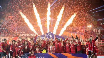 Așteptarea a luat sfârșit pentru Liverpool. „Cormoranii” au primit trofeul Premier League după 30 de ani de pauză