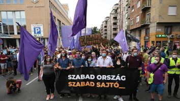 Mii de unguri au ieşit în stradă după demisiile în masă