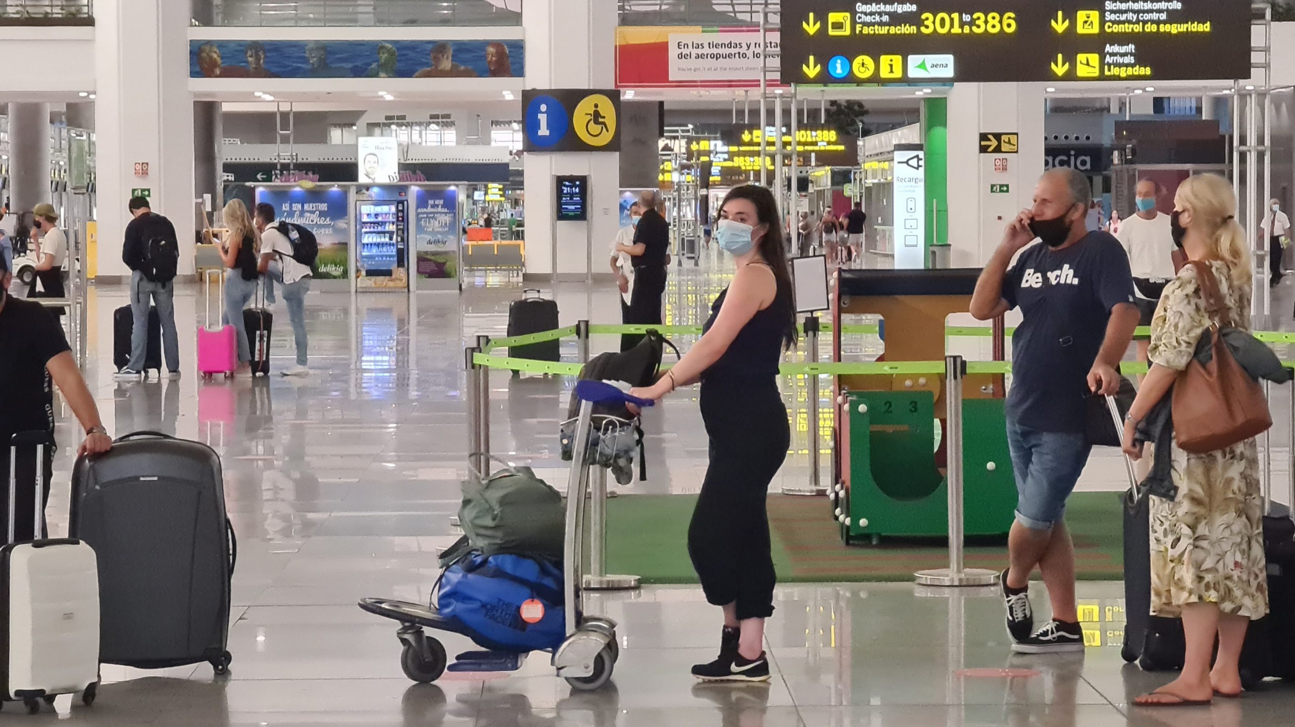 Trei români veniți din Suedia, carantinați fără motiv de DSP Mureș. INSP nu a actualizat lista țărilor verzi timp de 3 săptămâni