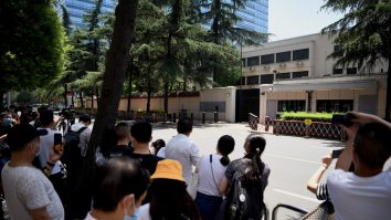 Diplomații americani, huiduiți în momentul în care au părăsit consulatul SUA din Chengdu