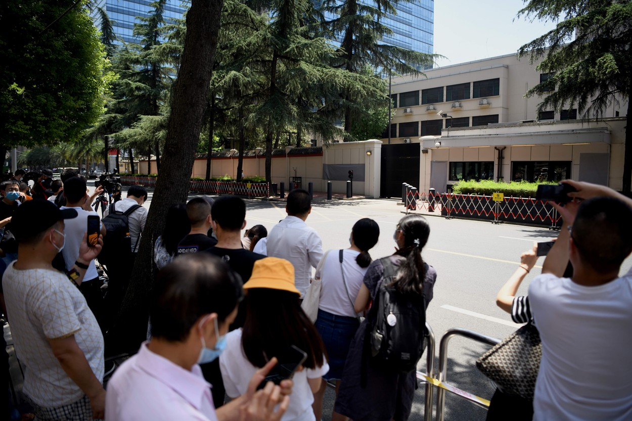 Diplomații americani, huiduiți în momentul în care au părăsit consulatul SUA din Chengdu