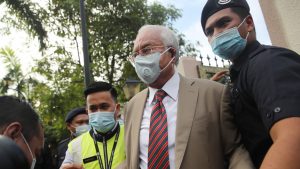 Najib Razak, fostul premier al Malaysiei, a fost găsit vinovat într-un dosar de corupție: acuzațiile care îi sunt aduse