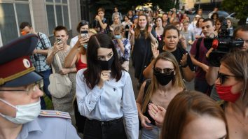 Cele trei surori din Rusia care și-au ucis tatăl abuziv vor fi judecate pentru crimă cu premeditare