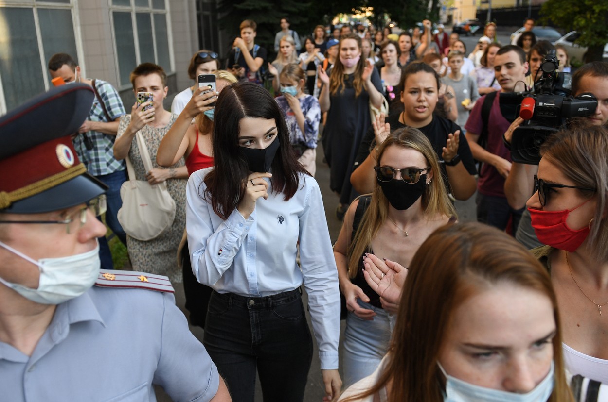 Cele trei surori din Rusia care și-au ucis tatăl abuziv vor fi judecate pentru crimă cu premeditare