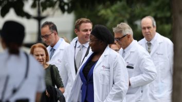 Cine e doctorița din cauza căreia Trump Jr. a fost pedepsit de Twitter: Atribuie unele boli unor demoni care fac sex cu femeile