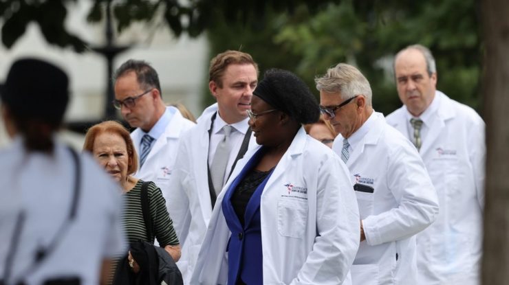 Cine e doctorița din cauza căreia Trump Jr. a fost pedepsit de Twitter: Atribuie unele boli unor demoni care fac sex cu femeile