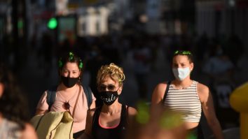 Masca devine obligatorie la terasele din Madrid. Ce se întâmplă cu barurile și discotecile
