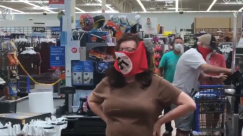 Protest împotriva măștilor de protecție: un cuplu din SUA a purtat măști cu însemne naziste într-un supermarket. Reacția magazinului