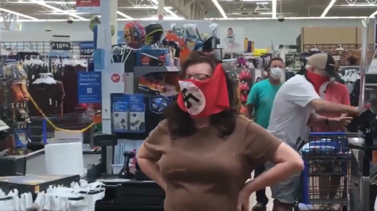 Protest împotriva măștilor de protecție: un cuplu din SUA a purtat măști cu însemne naziste într-un supermarket. Reacția magazinului