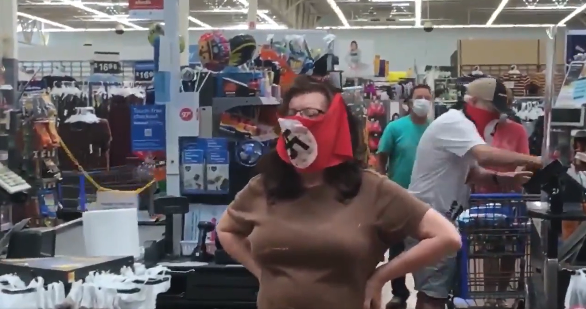 Protest împotriva măștilor de protecție: un cuplu din SUA a purtat măști cu însemne naziste într-un supermarket. Reacția magazinului