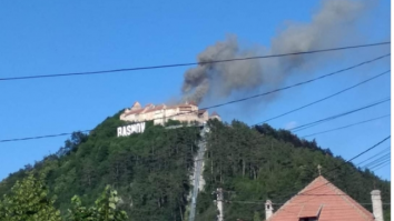 Un incediu a izbuncit la Cetatea Râşnov. Vizitatorii au fost evacuaţi