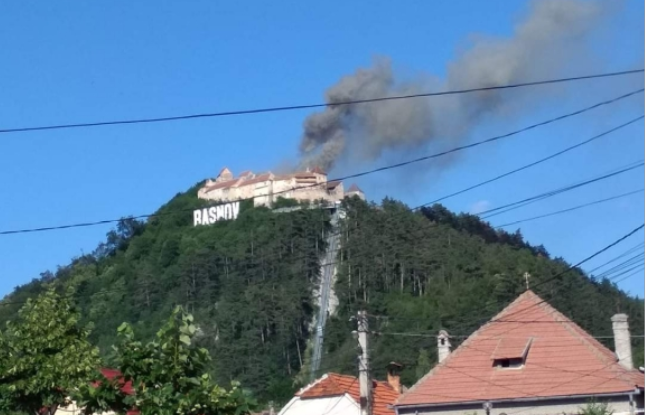 Un incediu a izbuncit la Cetatea Râşnov. Vizitatorii au fost evacuaţi
