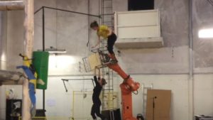 Un robot a obţinut în instanţă dreptul de a apărea în spectacole de acrobaţie