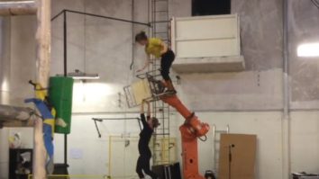 Un robot a obţinut în instanţă dreptul de a apărea în spectacole de acrobaţie