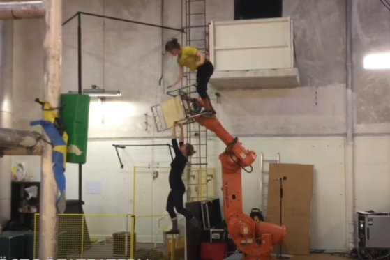 Un robot a obţinut în instanţă dreptul de a apărea în spectacole de acrobaţie