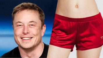Elon Musk vinde acum și pantaloni scurți cu sigla Tesla. Cât costă o pereche