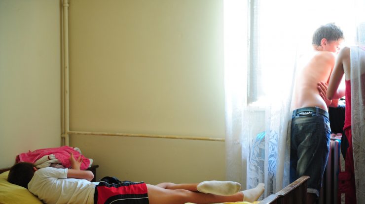 Alertă la Gorj: aproape 100 de copii sunt în izolare după ce au fost în tabere la munte şi la mare