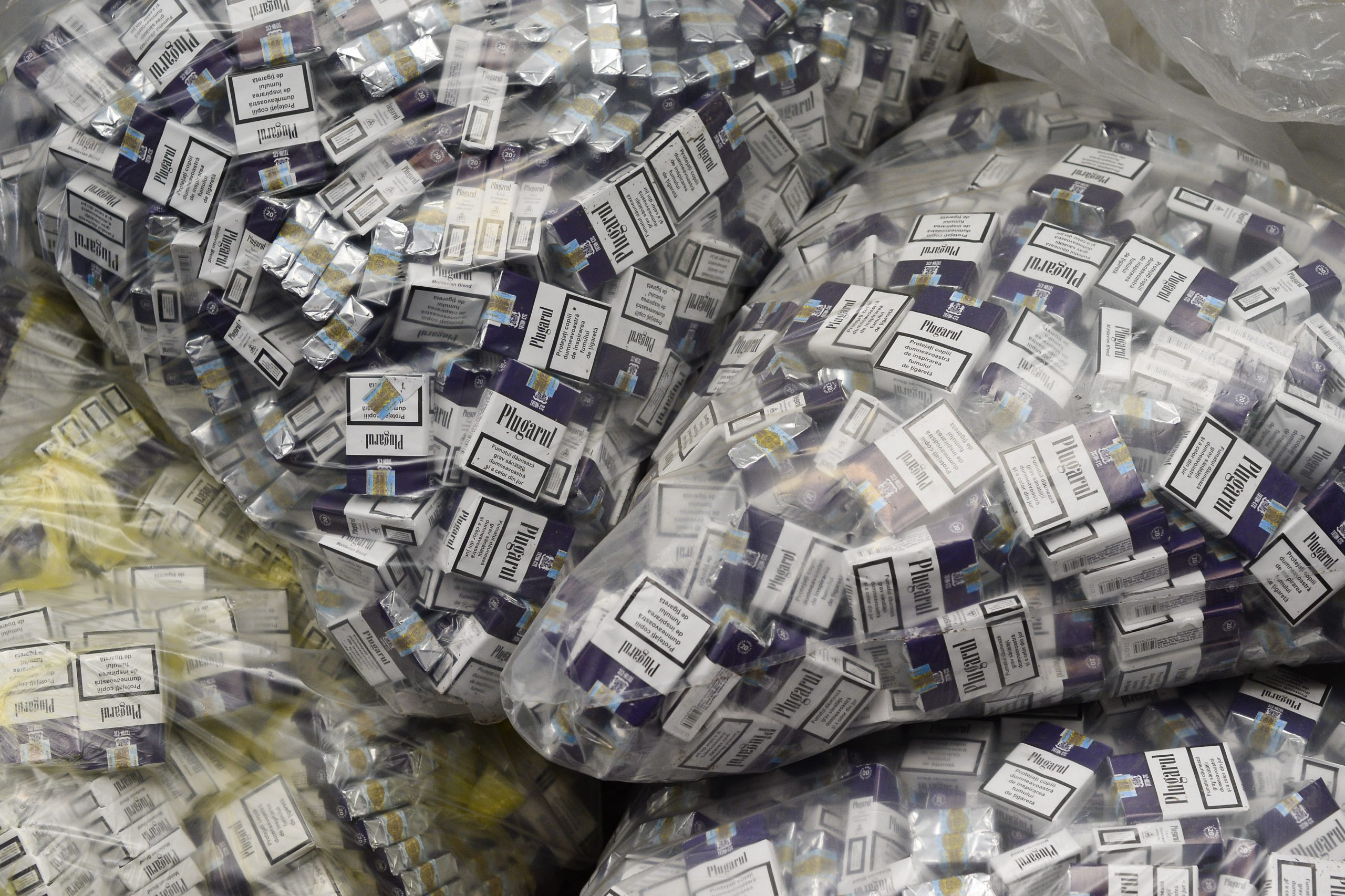 Zeci de percheziţii în Bucureşti şi două judeţe, într-un caz de contrabandă cu ţigări