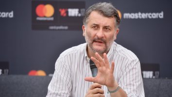 Cristi Puiu a refuzat să poarte masca pe scena TIFF: „Suntem trataţi ca vitele“