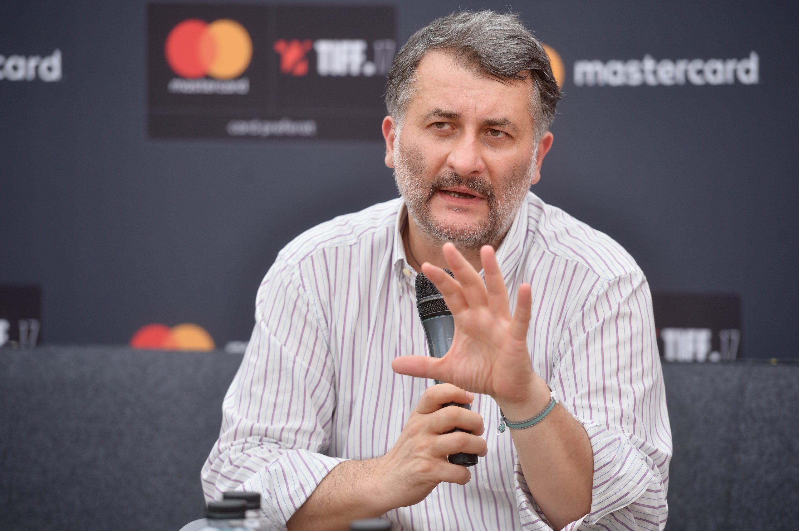 Cristi Puiu a refuzat să poarte masca pe scena TIFF: „Suntem trataţi ca vitele“