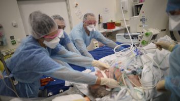 Țara care a decis ca pacienții COVID nevaccinați să plătească tratamentul primit în spital