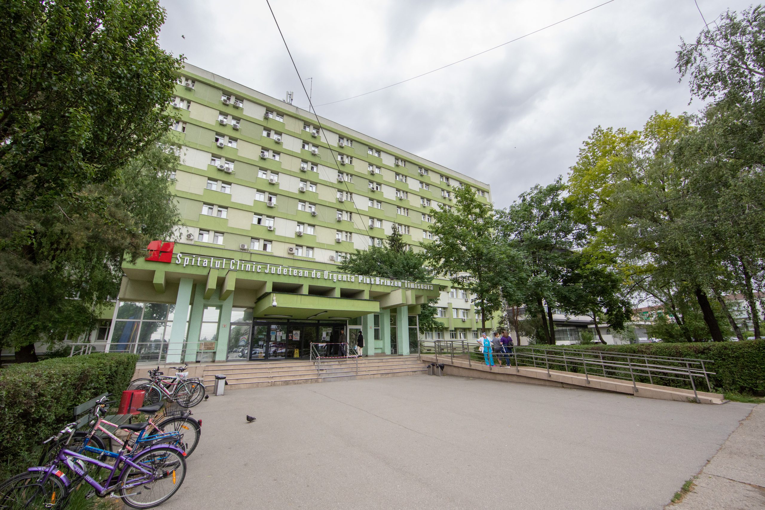 9 cadre medicale și 10 pacienți au fost confirmați cu Covid-19 la cel mai mare spital din vestul țării