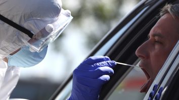 Testarea pentru Covid-19 ar putea fi oprită în multe centre private pentru că statul se împiedică în hârtii