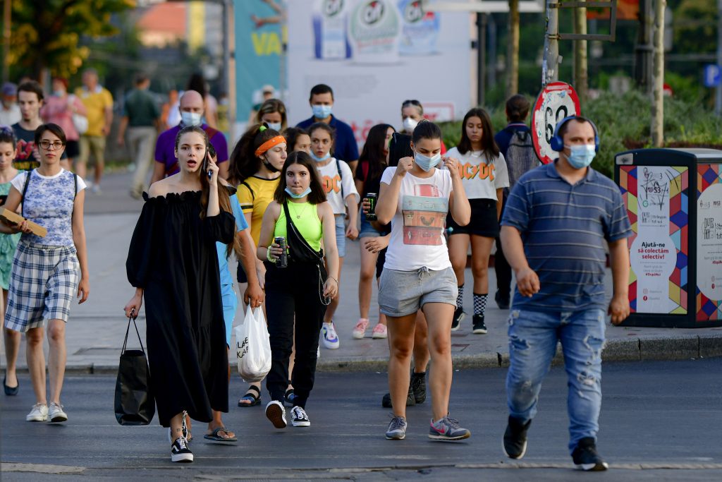 De mâine ești obligat să porți masca de protecție în aer liber în București. Nu doar în Centrul Vechi