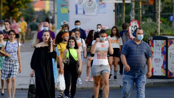 De mâine ești obligat să porți masca de protecție în aer liber în București. Nu doar în Centrul Vechi