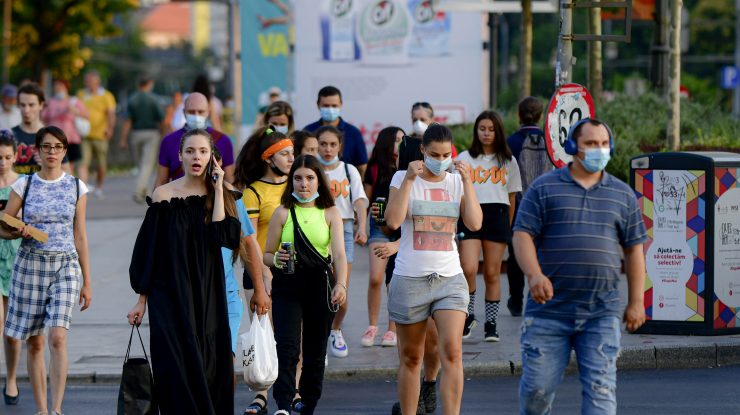 De mâine ești obligat să porți masca de protecție în aer liber în București. Nu doar în Centrul Vechi