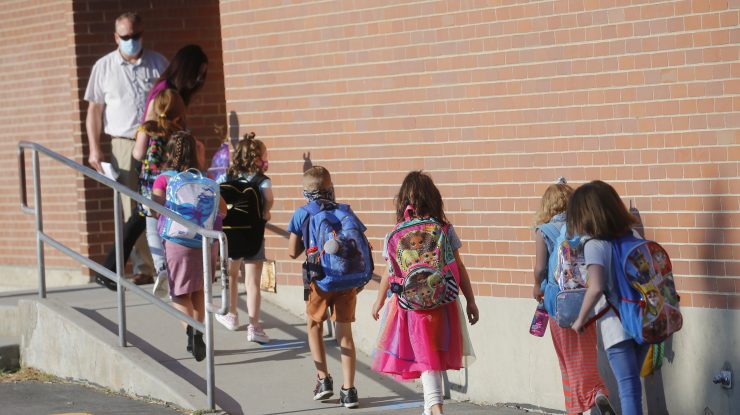 Haos înainte de începerea şcolii. Ghidul cu măsuri lipsește, iar părinții vor planuri realiste