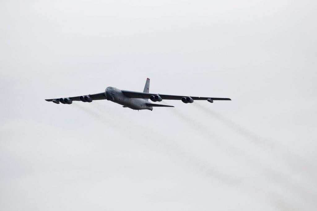 Două aeronave rusești au interceptat un Air Force B-52 american deasupra Mării Negre. „Manevre lipsite de profesionalism”
