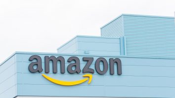 Jeff Bezos face depozite Amazon din mall-urile pustii din America