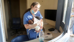 O asistentă din Beirut salvează trei nou-născuți dintr-o maternitate avariată de explozia din port