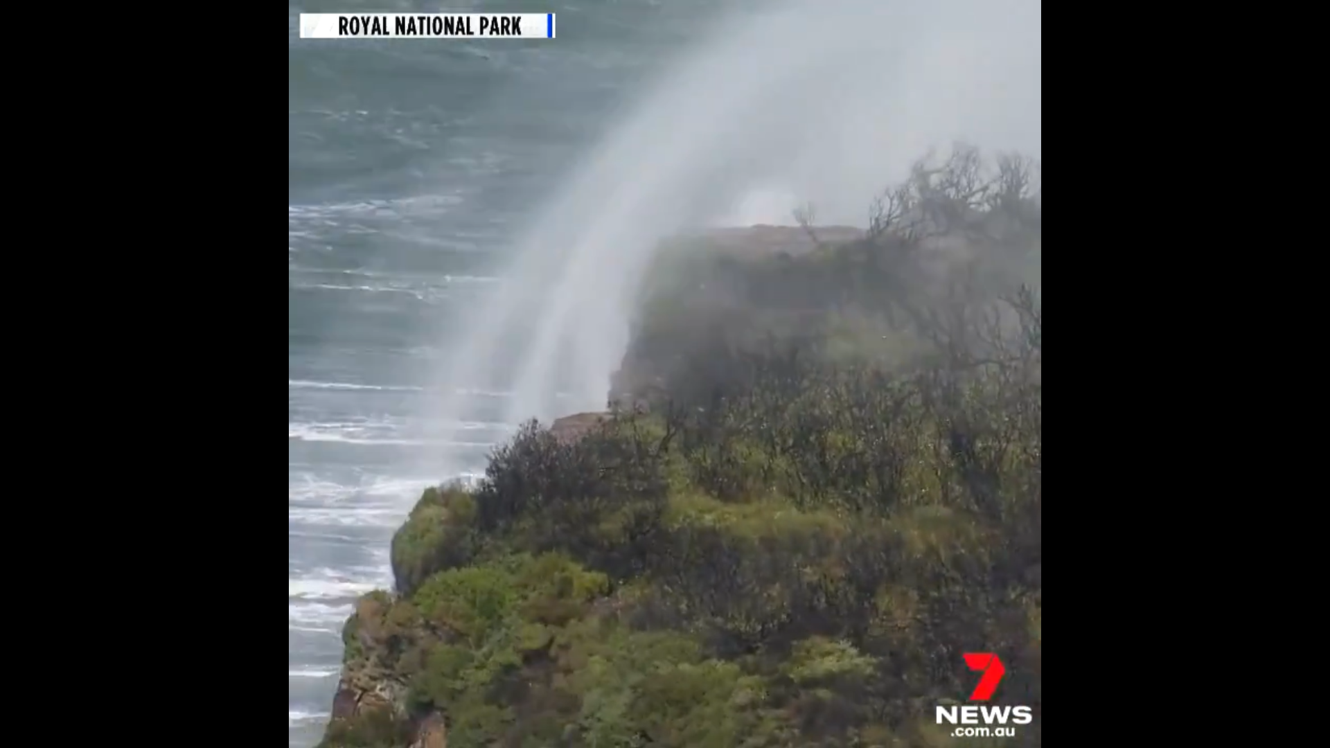 VIDEO Cascada care curge invers în Australia. „Tipic pentru 2020”. Care este explicația