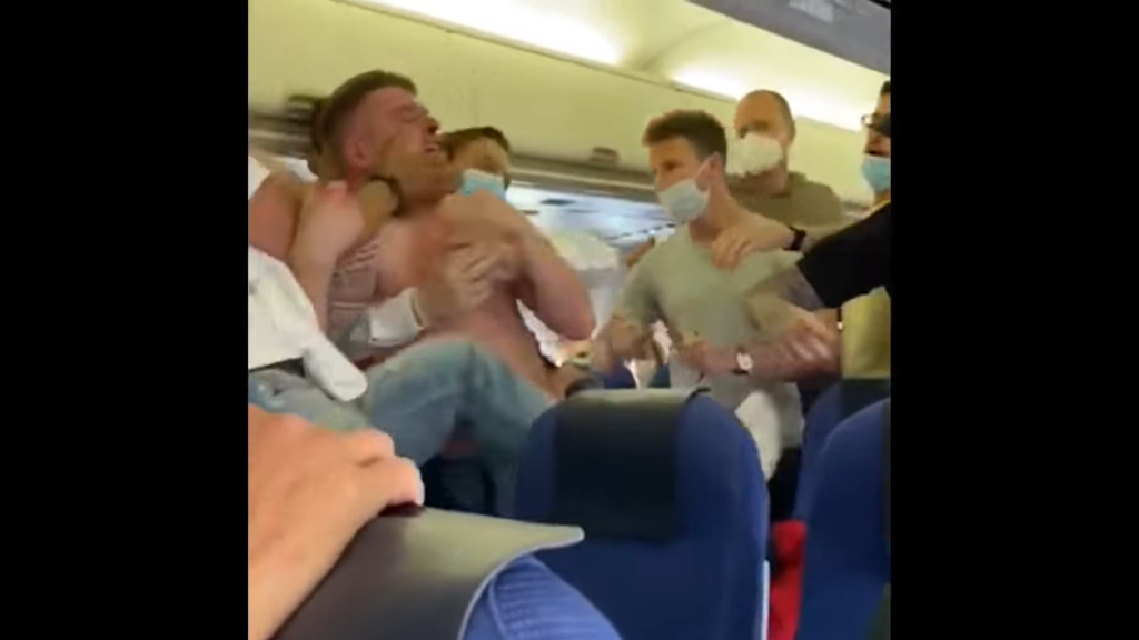 Doi britanici au fost bătuți într-un avion care zbura spre Ibiza. Au refuzat să poarte mască și au agresat pasagerii