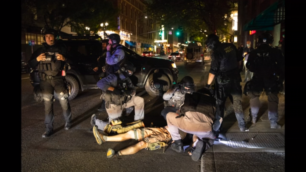 Un alb a fost împușcat în piept în timpul protestelor din Portland. Polițiștii nu l-au putut salva